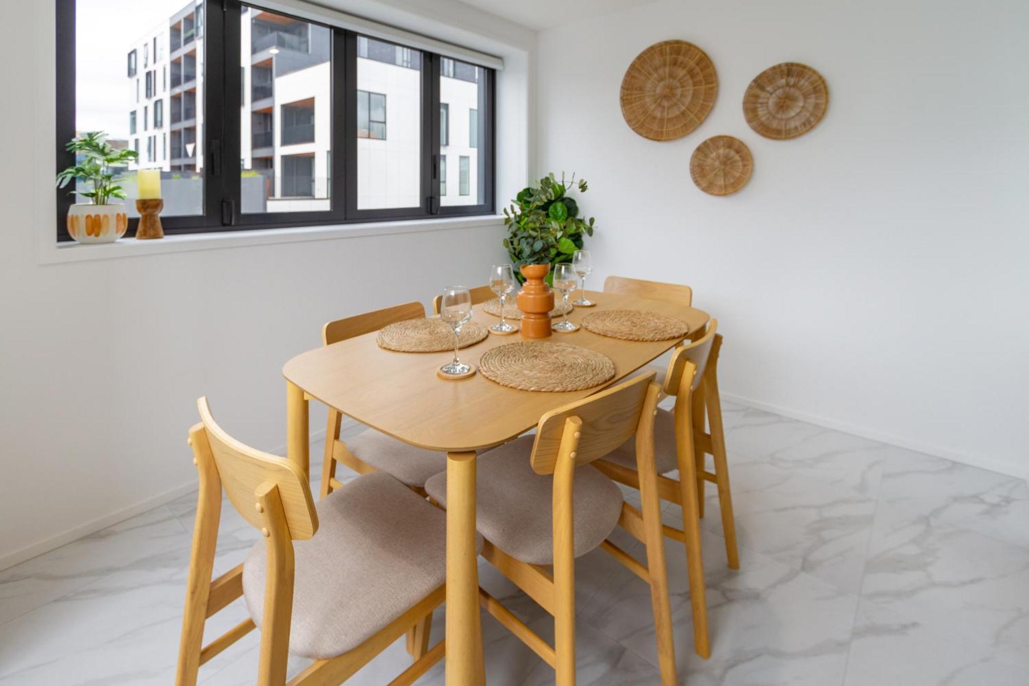 Modern Lifestyle: 2 Bedroom 1 Bath Apartment *